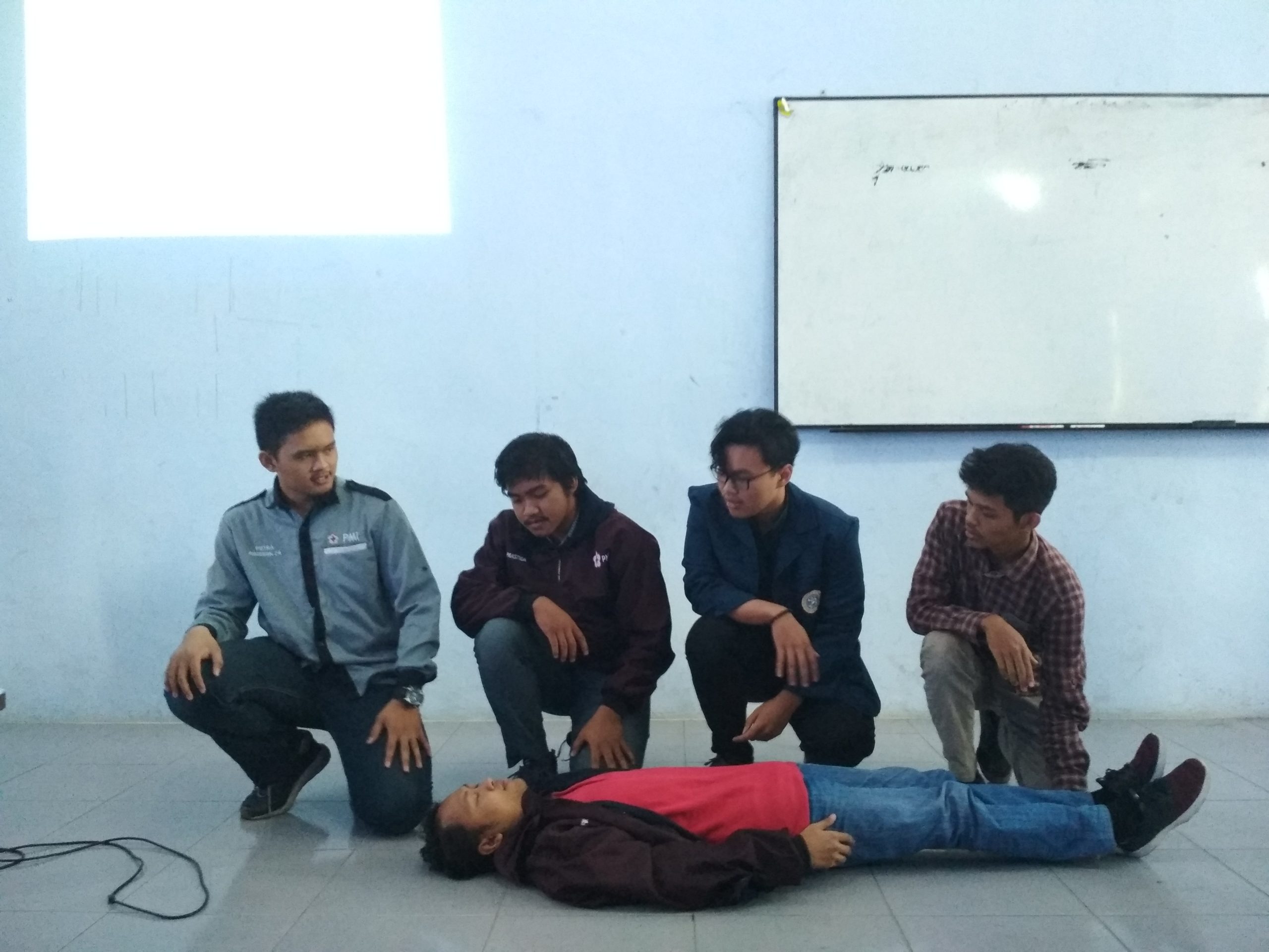 Latihan Evakuasi Korban oleh KSR PMI Sub Unit UNAIR pada peserta pelatihan. (Foto: Istimewa)