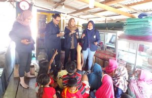 Dani and her team carry out Layang Sworo activity in Kampung Pemulung Makam Rangkah Kenjeran on Thursday, 9 May 2019.