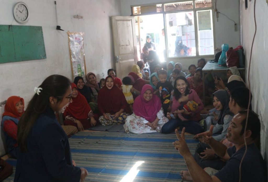 UNAIR Psychology students share tips on preventing domestic violence in Gundih Surabaya.