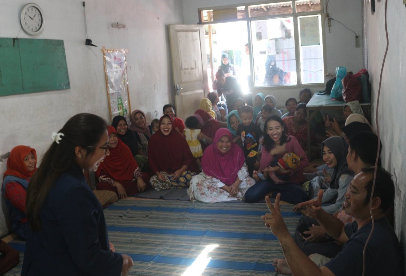 UNAIR Psychology students share tips on preventing domestic violence in Gundih Surabaya.