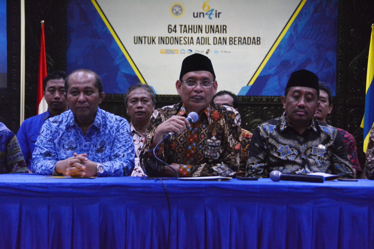 Rektor UNAIR Prof. Nasih saat memberikan keterangan pers mewakili Majelis Rektor Perguruan Tinggi Negeri (PTN) dan Perguruan Tinggi Swasta (PTS) di Surabaya-Madura bersama Lembaga Layanan Pendidikan Tinggi (LLDIKTI). (Foto: Feri Fenoria)