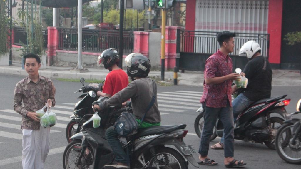 PENGURUS KM PSDKU Banyuwangi saat melakukan kegiatan berbagi takjil. (Foto: Istimewa)