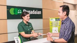 TRANSAKSI antara nasabah dengan pegawai di Pegadaian (Foto: Liputan6.com)