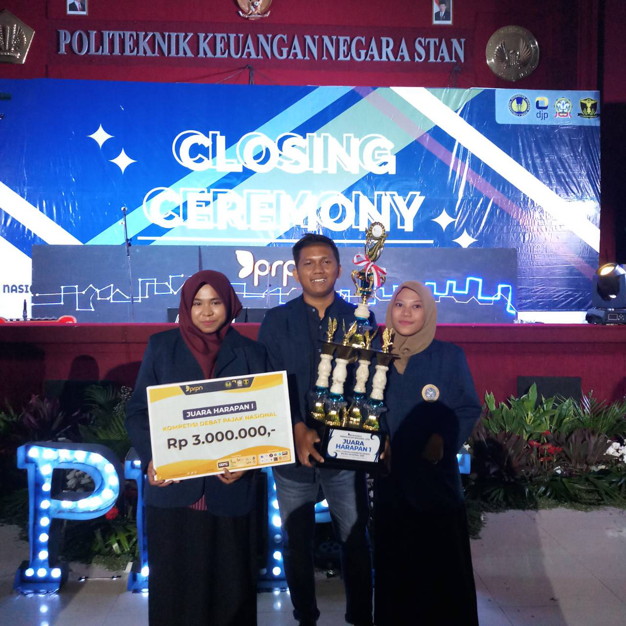 TIM dari D3 Perpajakan UNAIR berhasil meraih juara harapan I pada Kompetisi Debat Pajak Nasional yang diadakan oleh PKN STAN tepatnya 25 April 2019 lalu di Kampus Ali Wardhana PKN STAN. (Foto: Istimewa)