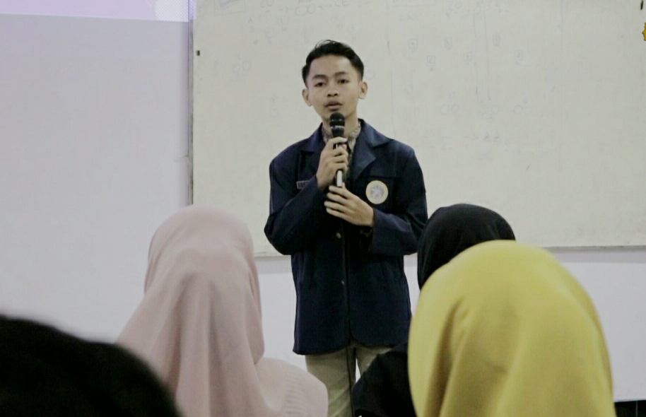 Yuda Prayogi during a presentation in the selection of Campus Ambassador UNAIR Banyuwangi 2019