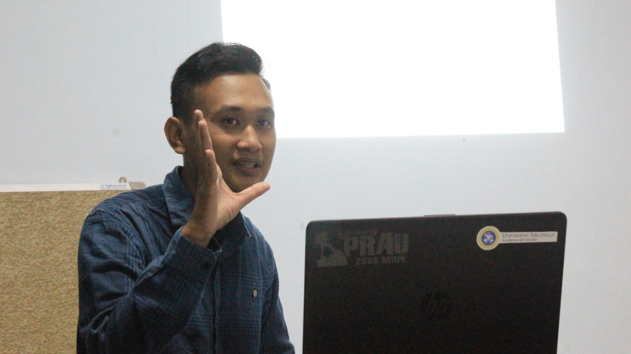 "Hijrah Milenials" book review by alumni of History, Teguh Imami, S.Hum.