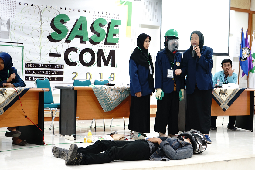 TIM delegasi UNAIR (dari kiri ke kanan) Vira Rohmatul Aliyah, Addien Kusuma Wardani dan Primedya Kusumawati saat mempraktikan studi kasus pada tahap final Sasecom 2019 di Undip. (Foto: Istimewa )