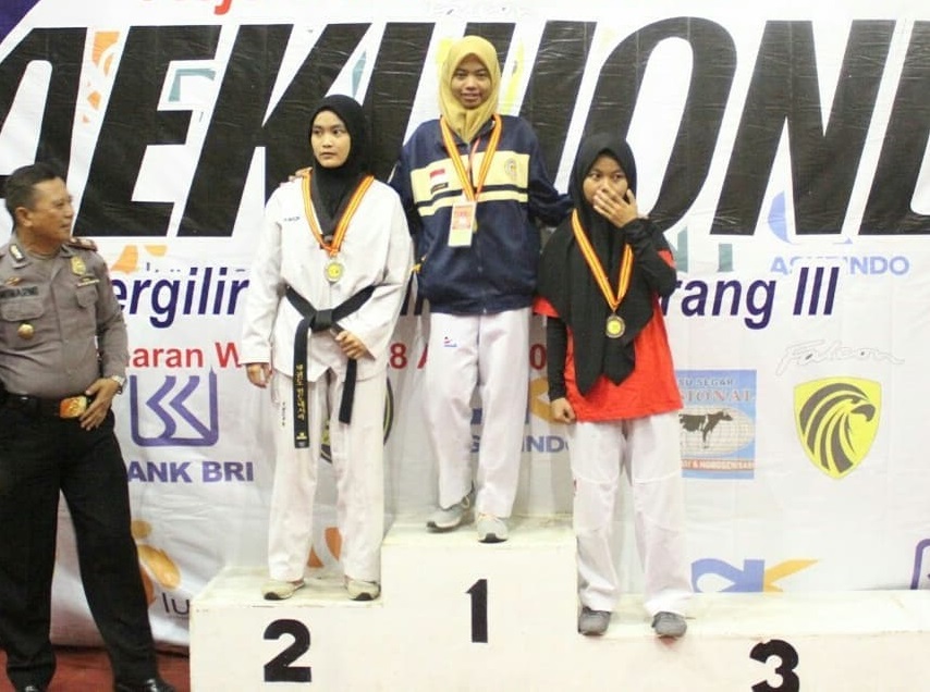 Arinda Nurhasanah (in the middle, dark blue jacket) wins first place and won a gold medal in Taekwondo Championship for Semarang Police Chief Perpetual Trophy on April 27-28, 2019.