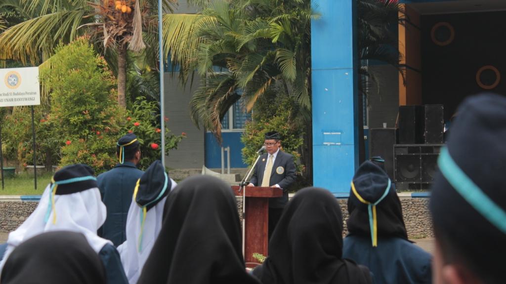 KHIDMAT: Prof. Suryanto saat memberikan amanat pada upacara Hardiknas 2019 di halaman PSDKU Banyuwangi. (Foto: Bastian Ragas)