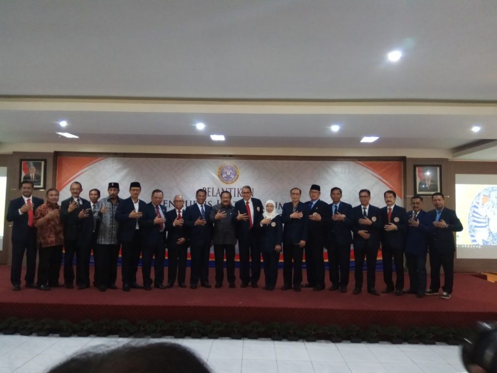 M. YUSNI, SH., MH., and Syaiful Ma'arif, SH., MH., appointed as chairman and vice chairman of IFKHUA with 130 new administrators on the 3rd floor of the Faculty of Law UNAIR.