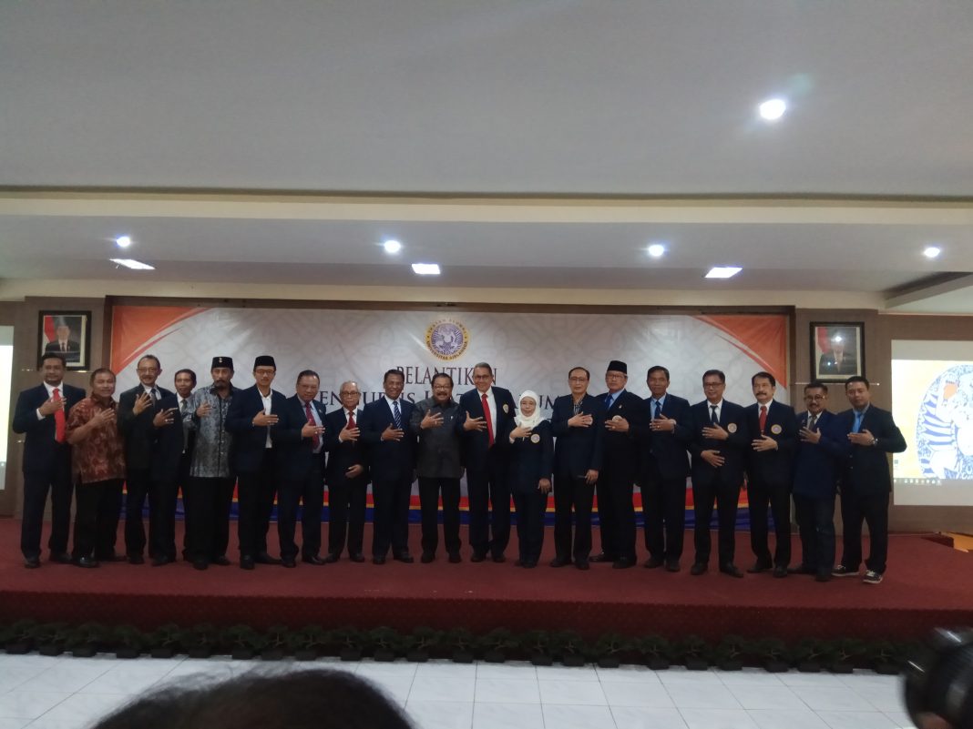 M. YUSNI, SH., MH., and Syaiful Ma'arif, SH., MH., appointed as chairman and vice chairman of IFKHUA with 130 new administrators on the 3rd floor of the Faculty of Law UNAIR.