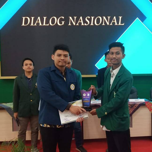 BAGAS DIPA BRAMASTHA representatives of BEM FEB UNAIR receives a token of appreciation.