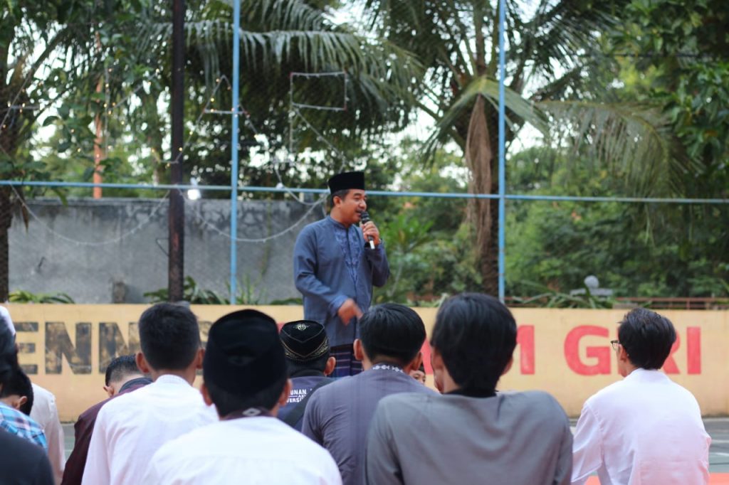 AKSI RAMADHAN: Ceramah oleh Ustaz Makmuri saat penutupan kegiatan Aksi Ramadhan HMA PSDKU Banyuwangi. (Foto: Istimewa)