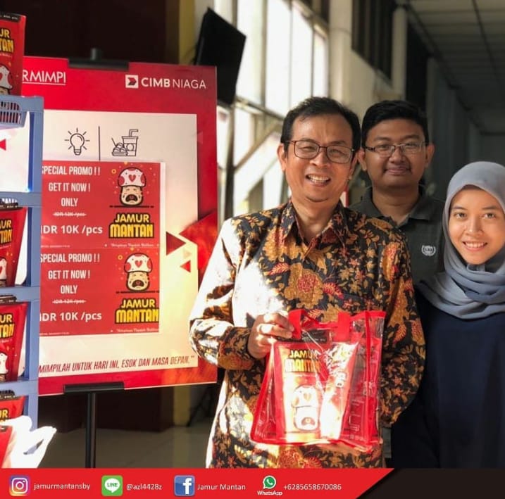 RICA Naudita Krisna Setioningrum with Vice Rector II UNAIR during KBMI product exhibition