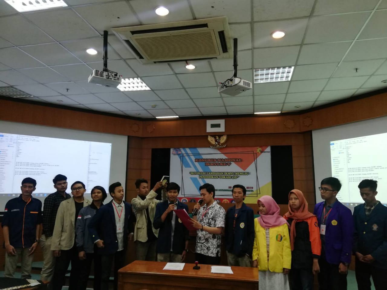 PROSESI pengambilan sumpah ketua umum IKMVI 2019-2020 Satria Naufalino Hergananda dari Universitas Airlangga (UNAIR) pada Kongres V IKMVI di Universitas Muhammadiyah Yogyakarta (UMY). (Foto: Istmewa)
