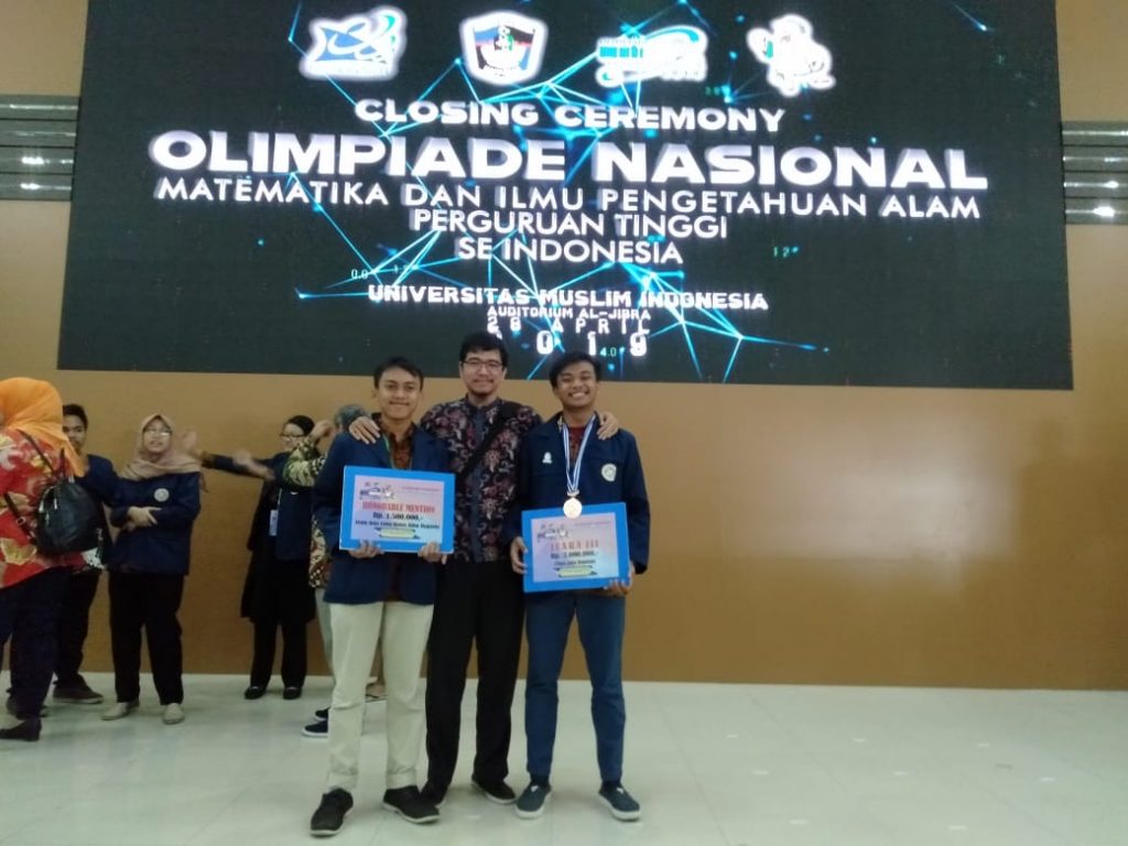 Rezy Ramawan Melbiarta (left), Kautsar Ul Haq S.Si., M.Si., (center) and Muhammad Ilham Royyan Nafi (right)