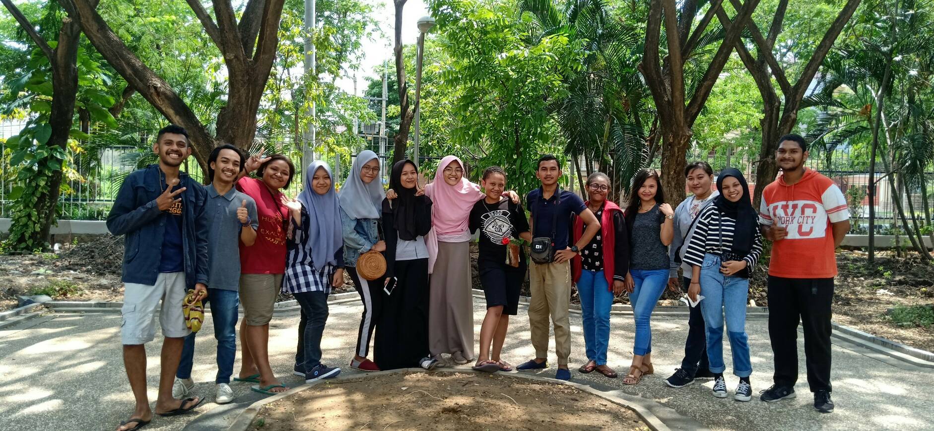 Al Fajrin (dua dari kiri) bersama Organisasi Mahasiswa Daerah (Ormada) Timika Papua. (Foto: Istimewa)