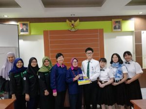  (DARI kiri ke kanan) Empat Mahasiswa Battra, Dua Koordinator Program Studi Battra dan Empat mahasiswa dari Thailand saat datang ke Fakultas Vokasi UNAIR untuk mempelajari pengobatan tradisional pada Senin (24/6). (Foto: Istimewa)