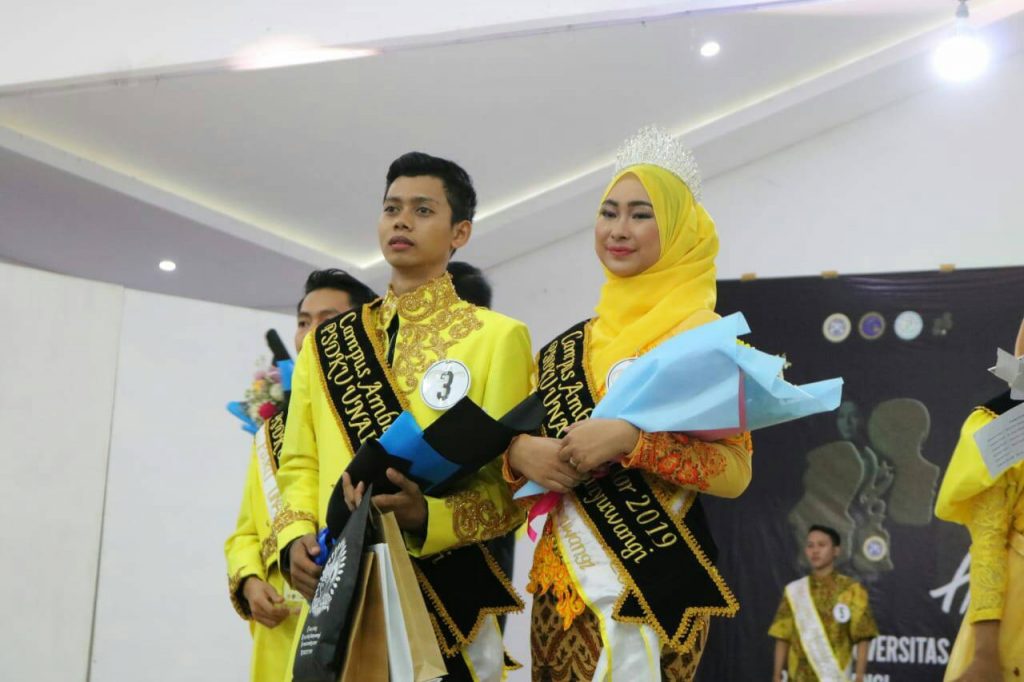 TRYCHA (kanan) saat penganugrahan Campus Ambassador 2019. (Foto: Dokumen pribadi)