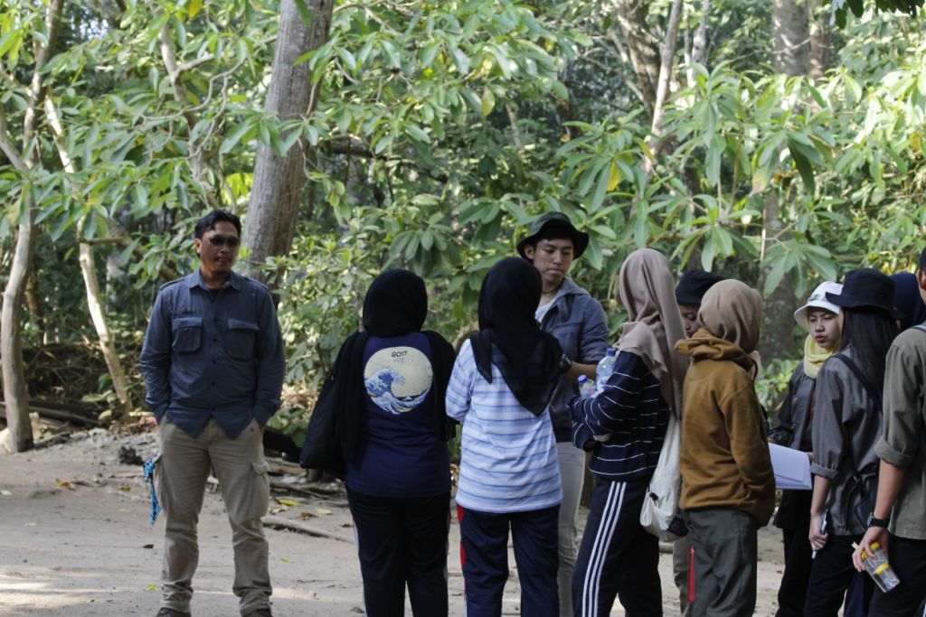 Faculty of Veterinary Medicine UNAIR students observe wild animals. (Photo: By courtesy)