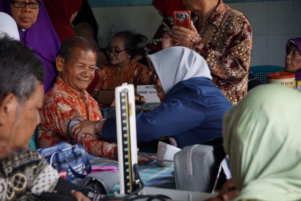 PELAKSANAAN tes kesehatan gratis bagi warga lansia yang dilakukan oleh BEM FV sebagai salah satu rangkaian kegiatan Vokasi Menyapa pada 20 April 2019. (Foto: Istimewa )
