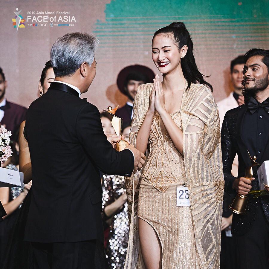 AYUMA saat menerima penghargaan sebagai juara umum pada Asia Model Festival di Korea Selatan pada (7/6) kemarin. (Foto: Istimewa )