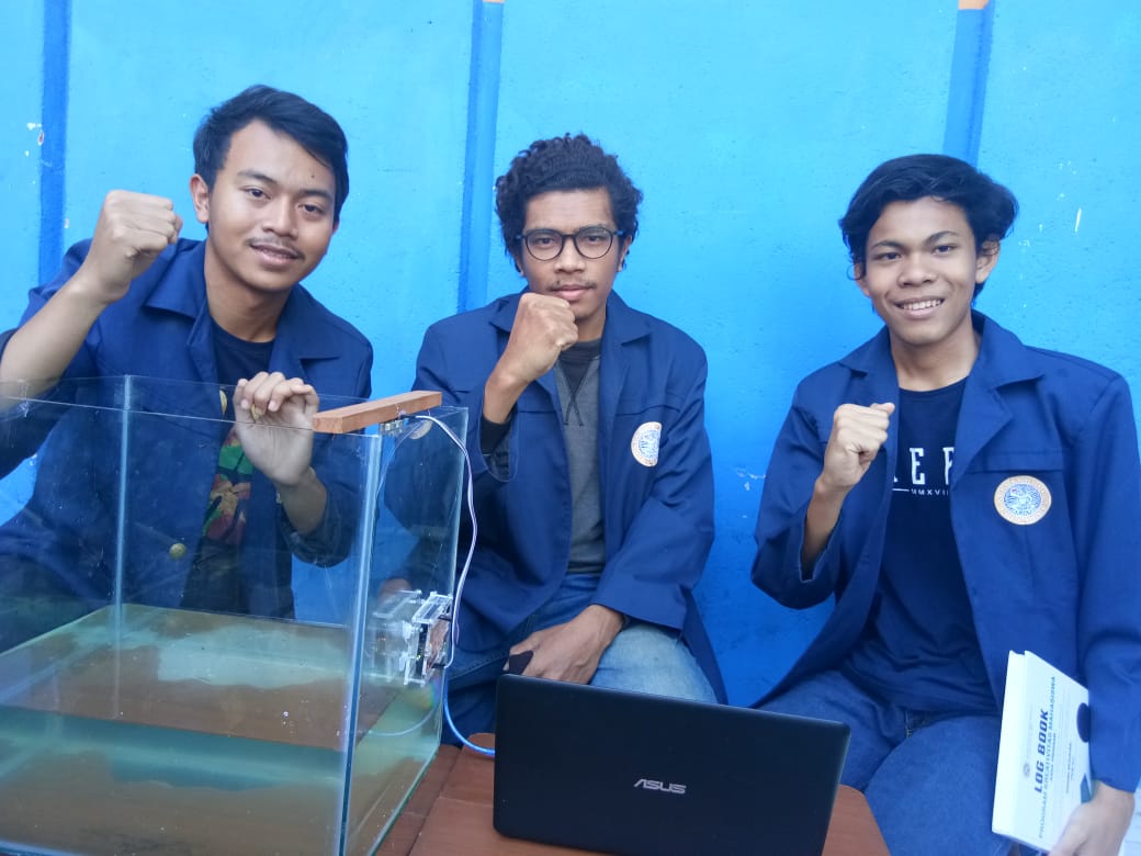 1. Foto tim PKM-KC yang berinovasi membuat SAVETOR (Tsunami Wave Detector) : Detektor Tsunami Berbasis Perubahan Gelombang Air Laut (22/6/19). (Foto: Istimewa)