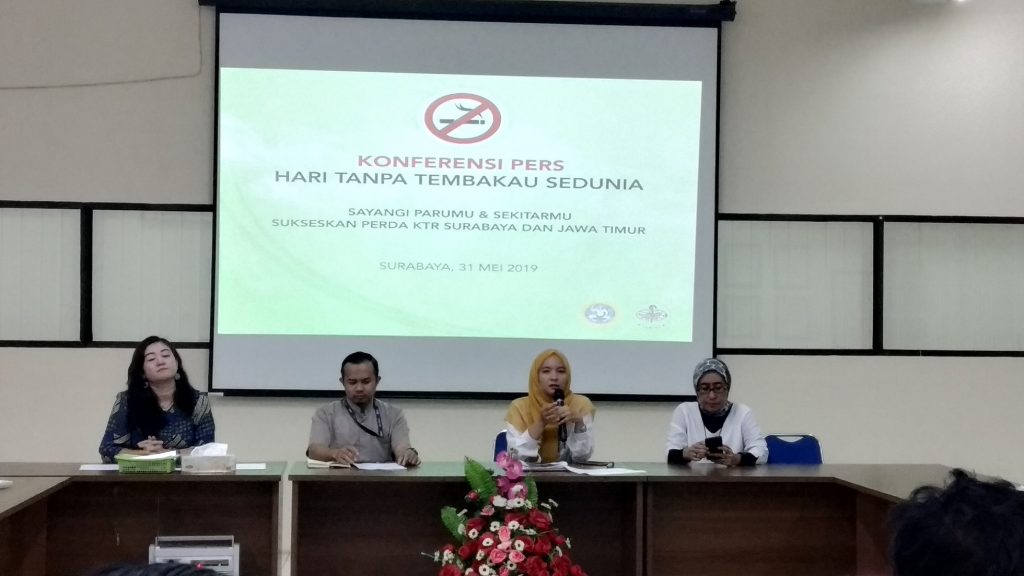 During Press Conference with the speakers while explaining the material. (Photo: Ulfah Mu’amarotul Hikmah)