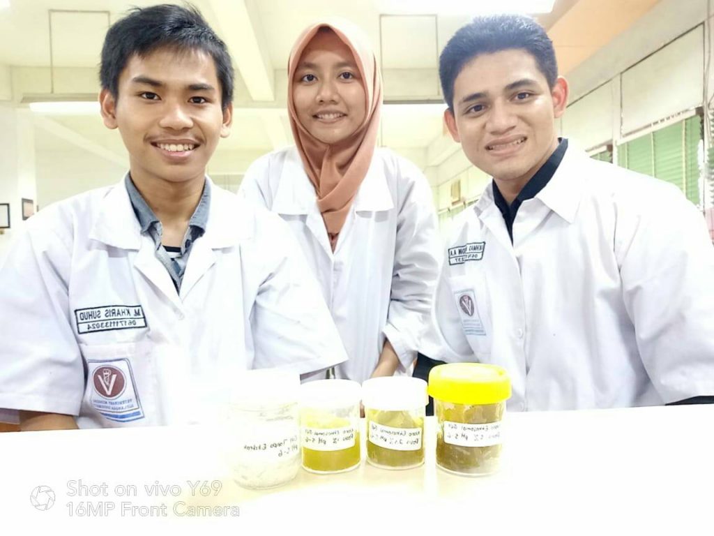 (Dari Kiri) Akhmad Afifudin Al-Anshori, Alif Noviana Ismi, dan Muhamad Kharis Suhud saat melakukan penelitian di laboratoriun. (Foto: Istimewa)