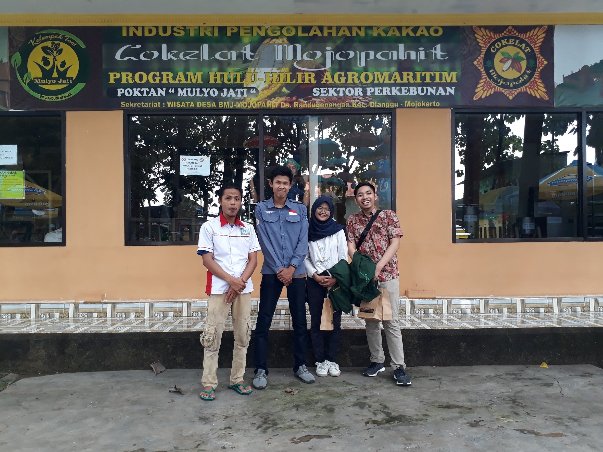 Three FST Students Use Cocoa Pods to Reduce Lead Pollution