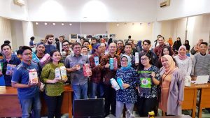 PESERTA bersama pembicara dalam diskusi publik bertajuk Negeriku Bukan Tempat Sampahmu di Fakultas Hukum (FH) Universitas Airlangga, pekan lalu (18/6/19). (Foto: Istimewa)