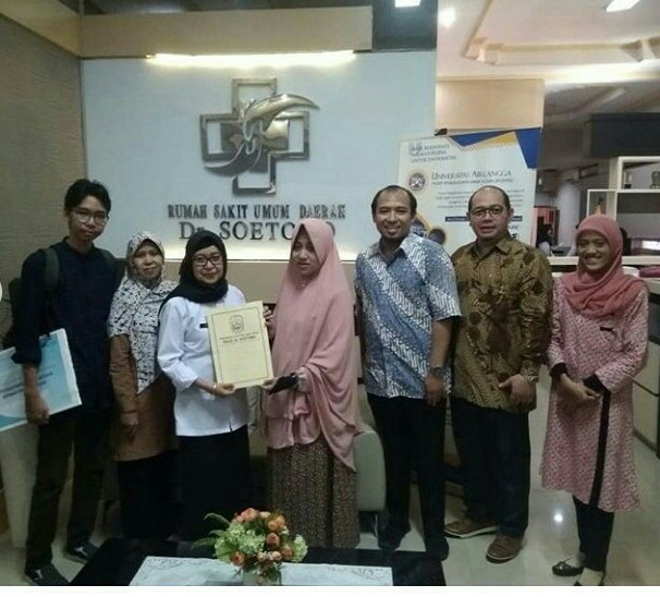 HEAD OF PUSPAS, Dr. Tika Widiastuti, S.E. M.Si (four from the left) provides a repayment fee to Head of Finance Hospital Dr. Soetomo on Wednesday, May 29. There were also the family, representatives of FIB UNAIR and LAZ Surabaya. (Photo: Courtesy)