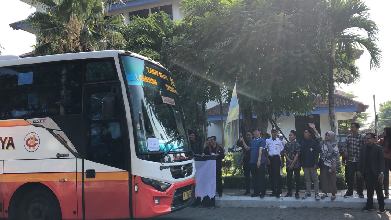 REKTOR UNAIR Prof. Dr. Mohammad Nasih, SE., MT., Ak., CMA., saat memberangkatkan bus mudik gratis di depan Kantor Manajemen Kampus C UNAIR. (Foto: Istimewa)