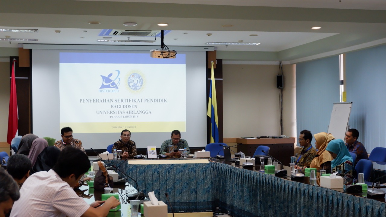 SECOND from the left, Vice Rector II Dr. Muhammad Madyan, SE., M.Si., M.Fin. and UNAIR Director of Human Resources Dr. Purnawan Basundoro, S.S., M. Hum., in the awarding session of lecturer professional certificates from Ministry of Research, Technology and Higher Education (Kemenristekdikti) and the provincial government in the Plenary Room, Management Office, Campus C UNAIR on Thursday, June 13, 19. (Photo: By courtesy)