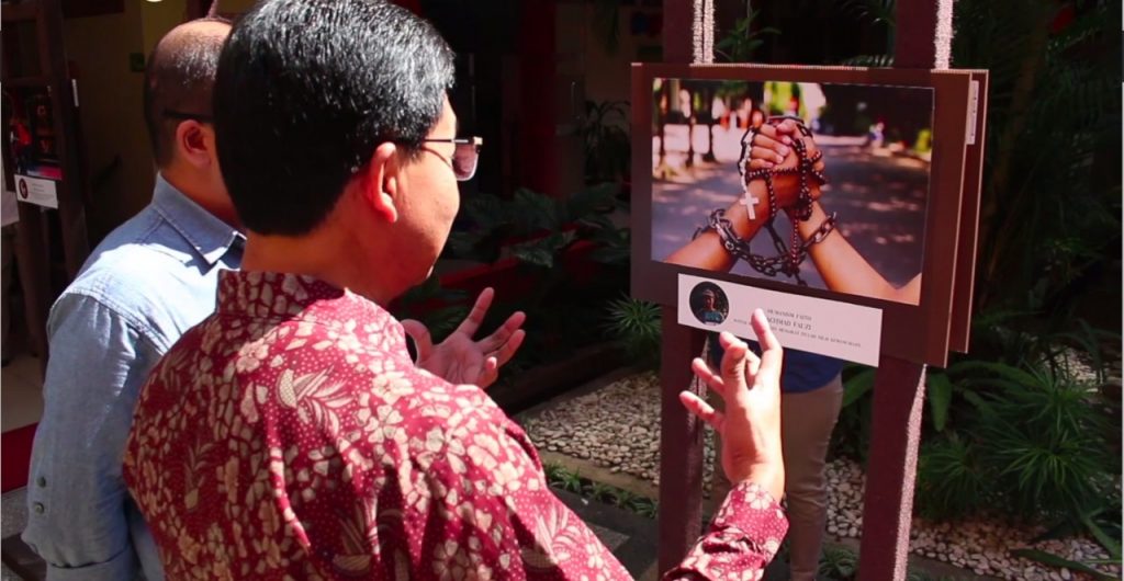 DEKAN FISIP UNAIR Dr. Prof Falih Suhaedi melihat sejumlah foto yang dipamerkan sebanyak 50 karya terbaik mahasiswa. (Foto: Istimewa)