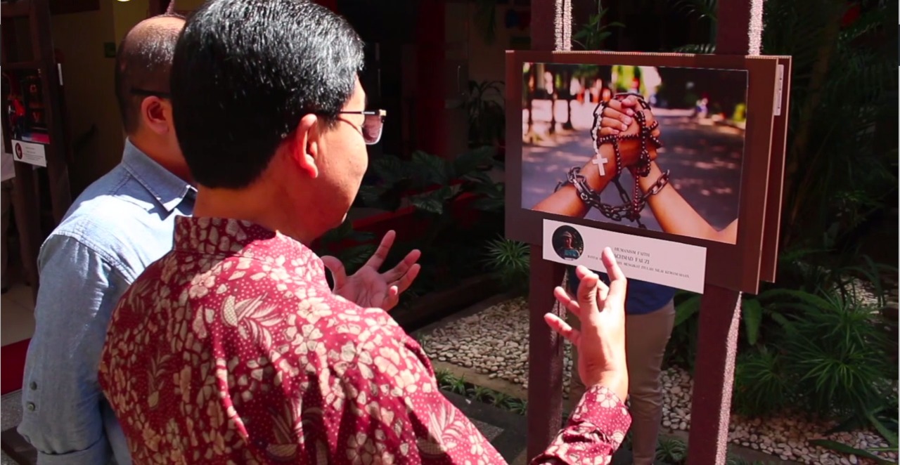 DEKAN FISIP UNAIR Dr. Prof Falih Suhaedi melihat sejumlah foto yang dipamerkan sebanyak 50 karya terbaik mahasiswa. (Foto: Istimewa)