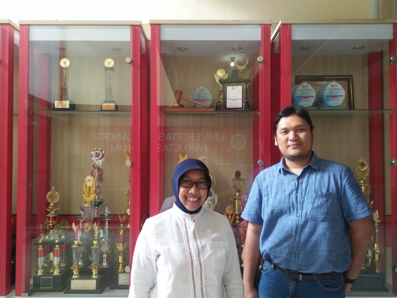 MASITOH Indriani S.H., LL.M. dan Dian Purnama Anugerah S.H., M.Kn., L.LM, dua dosen Fakultas Hukum (FH) Universitas Airlangga yang peduli terhadap maraknya peredaran data pribadi. (Foto: Nabila Amelia)