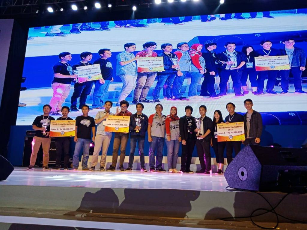 HENDRIYAN Ogivano five from the left second winner of 2019 Jamkrindo Hackathon at Jamkrindo Hackathon awarding event at Convention Hall Ancol on July, 13. (Photo: Courtesy)