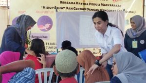 EDITH Frederika Puruhito, S.KM., MSc (Kanan) memberikan penyuluhan sekaligus praktek kepada warga Simomulyo tentang Akupresur. (Foto: Fariz Ilham Rosyidi)