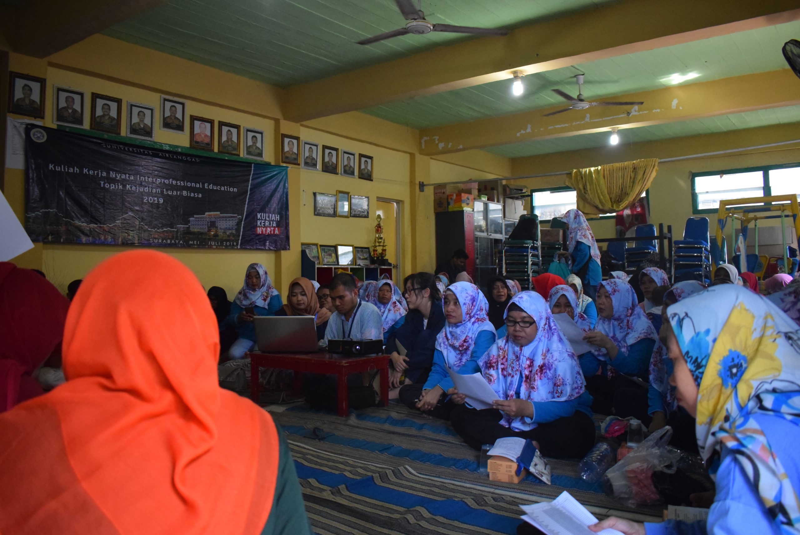 MAHASISWA KKN Inter Profesional Education (IPE) Universitas Airlangga (UNAIR) topik Kejadian Luar Biasa (KLB) menggelar penyuluhan serta pencegahan DBD di Wonokromo pada Jumat (5/7/19). (Foto: Istimewa)