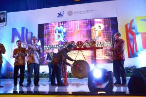 Dr. Didin Wahidin, M. Pd., selaku Direktur Kemahasiswaan Kementerian Riset, Teknologi dan Pendidikan Tinggi (Kemenristekdikti) memukul gong didampingi Rektor Universitas Airlangga Prof. Dr. Mohammad Nasih, SE., M.T., Ak., CMA., dalam seremonial pembukaan National University Debating Competition (NUDC) dan Kompetisi Debat Mahasiswa Indonesia (KDMI) 2019. (Foto : Erika Eight Novanty)