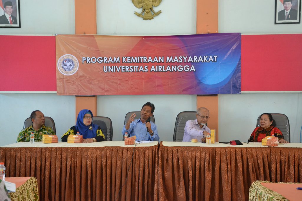 PROF. Dr. Dewa Ketut Meles, MS., drh., dan pembicara lainnya ketika memberikan keterangan saat sesi diskusi bersama warga. (Foto: Ulfah Mu’amarotul Hikmah)