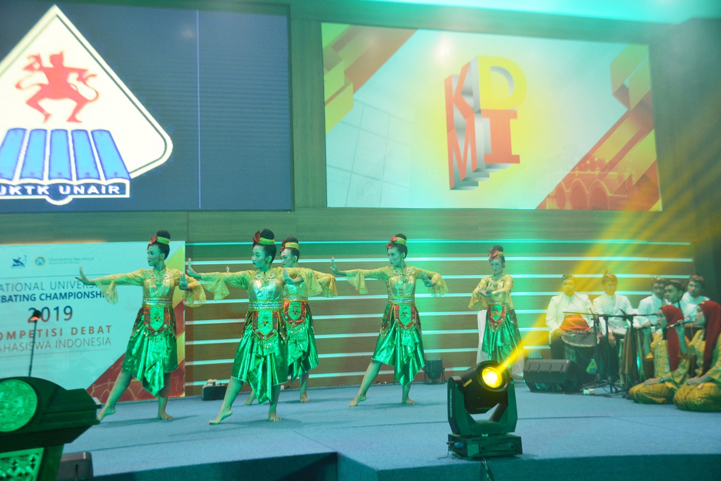 PENAMPILAN Tari Mareng Airlangga pada penutupan NUDC dan KDMI 2019 di Aula Garuda Mukti, 18 Juli 2019 oleh UKTK UNAIR. (Foto: Erika Eight Novanty)