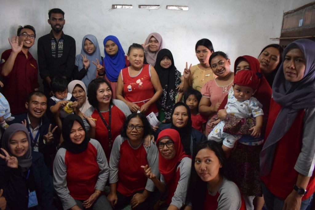 FOTO bersama mahasiswa MSU dengan peserta penyuluhan KLB difteri dan isu vaksin halal haram bersama Dr. Muhammad Atoillah Isfandari dr., M.Kes. (Foto: Istimewa)