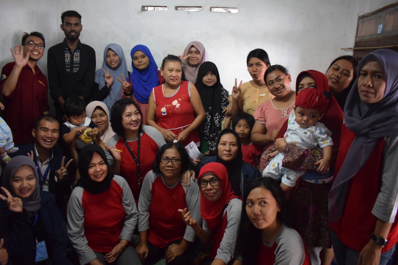 FOTO bersama mahasiswa MSU dengan peserta penyuluhan KLB difteri dan isu vaksin halal haram bersama Dr. Muhammad Atoillah Isfandari dr., M.Kes. (Foto: Istimewa)