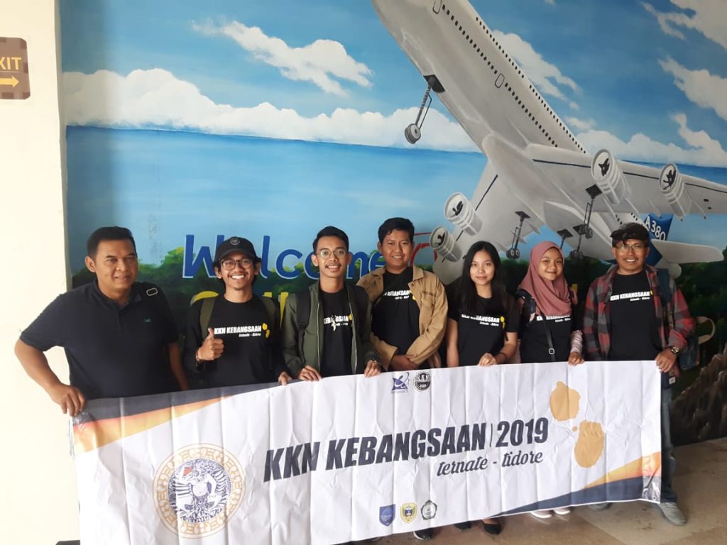 LIMA mahasiswa UNAIR ikuti KKN Kebangsaan yang dilaksanakan selama 34 hari di Ternate dan Tidore Kepulauan. (Foto: Istimewa)