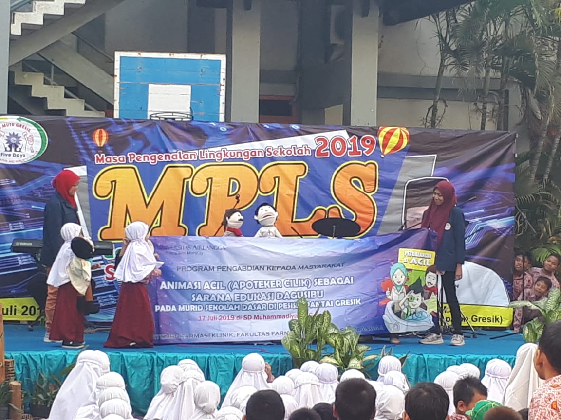 POTRET antusias siswa SD Muhammadiyah 1 Gresik saat menyaksikan pertunjukkan boneka dari mahasiswa Fakultas Farmasi UNAIR saat kegiatan Pengmas pada 17 Juli 2019. (Foto : Istimewa)