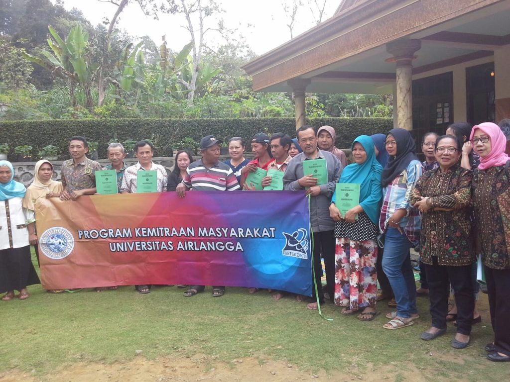 FOTO bersama Prof. Dr. Suherni Susilowati, Mkes., drh (kesatu dari kanan) dan Prof. Dr. Wurlina, MS., drh., (kedua dari kanan) dengan peserta penyuluhan Program Kemitraan Masyarakat di peternakan sapi perah Desa Nglurup, Kecamatan Sendang, Kabupaten Tulungagung. (Foto : Istimewa)