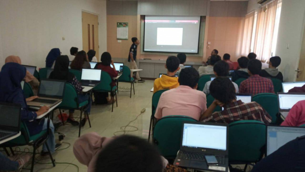 SUASANA pelatihan Otomasi Sistem Instrumentasi Learning, Teaching, and Glory (OSILATOR) di Ruang AMEC, Kampus A, Universitas Airlangga pada Sabtu (20/7/19). (Foto: Istimewa)