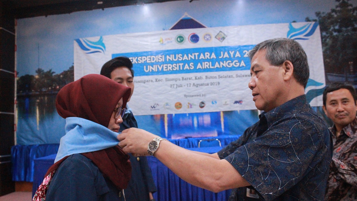 PROSESI penyematan slayer pada perwakilan delegasi Ekspedisi Nusantara Jaya (ENJ) Universitas Airlangga 2019 oleh perwakilan Kementerian Koordinator Bidang Kemaritiman Republik Indonesia sebagai tanda pelepasan ENJ UNAIR 2019. (Foto: Pandu Wibisono)